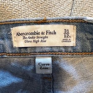 Abercrombie Curve Love Ultra High Rise Ankle Straight Jean size 31XL light wash
